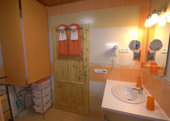 Orange House Lodge *